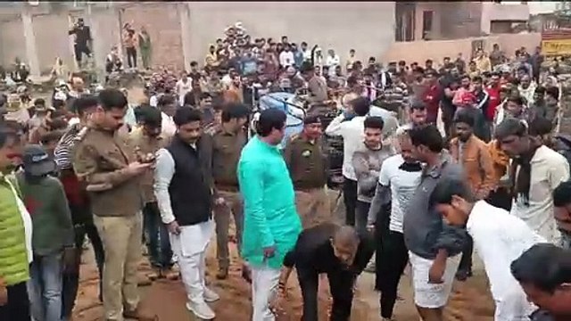 रेत से भरी ट्रॉली छात्राओं पर पलटी, एक की मौत