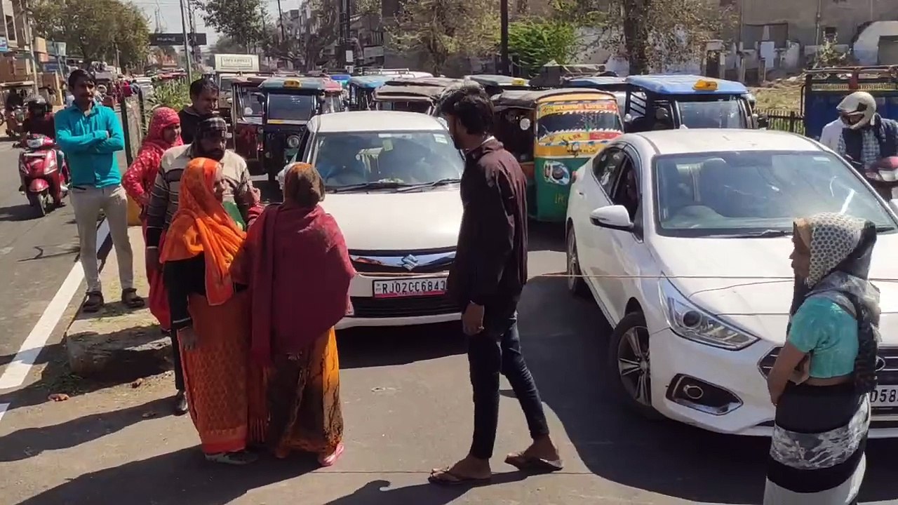 गर्मी की दस्तक: पानी की समस्या को लेकर लगाया जाम