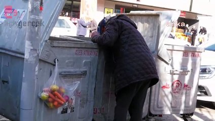 Ankara'da bir kişi, çöpten çürük sebze toplarken görüntülendi