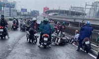 Nhiều người té ngã sau cơn mưa “giải nhiệt” trên cầu Sài Gòn