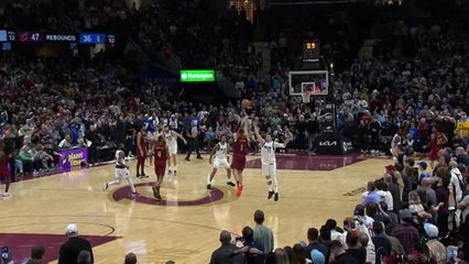 Скачать видео: Strus' half-court buzzer-beater clinches victory for the Cavs