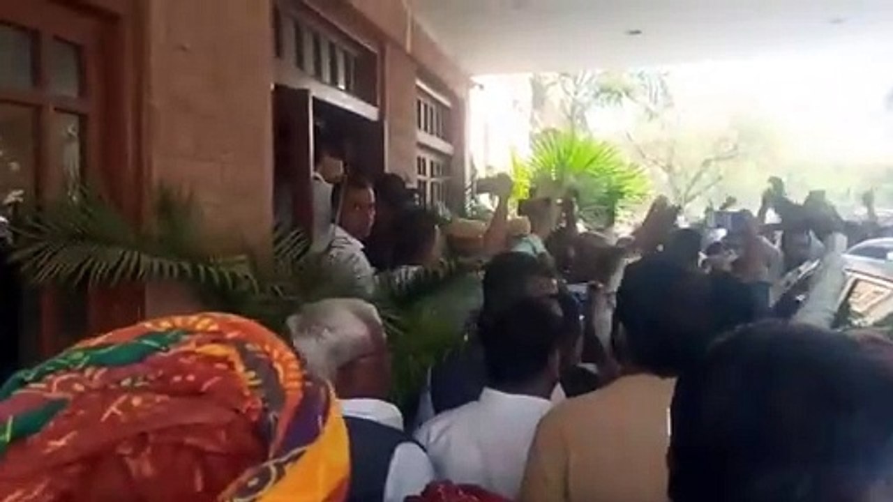 'मोदी तुझसे बैर नहीं, शेखावत तेरी खैर नहीं' जोधपुर में BJP कार्यकर्ताओं ने लगाए नारे, VIDEO वायरल