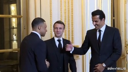 Macron scherza all'Eliseo con Mbapp? e l'emiro del Qatar