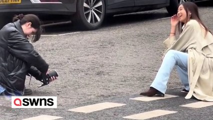 Beobachte, wie Influencer die Straße in Londons Notting Hill übernehmen