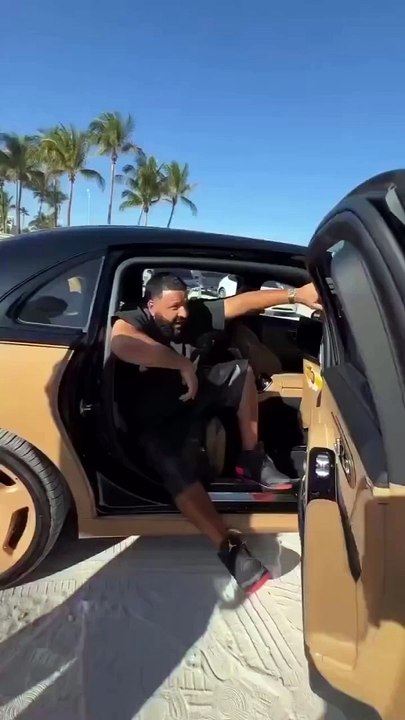 DJ Khaled se fait porter par des gardes du corps pour ne pas salir ses Air Jordans (VIDEO)