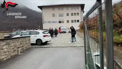 Download Video: Pontida, anziani maltrattati in una Rsa: l'arrivo dei carabinieri nella struttura