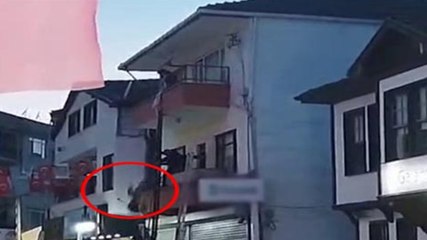 Download Video: Down sendromlu Zeynep ikinci kattan düştü, burnu bile kanamadı