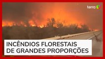 Bombeiros dirigem em 'estrada de fogo' em combate a incêndios florestais no Texas