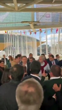 Ativistas climáticos atingem Luís Montenegro (PSD) com tinta verde em ação de campanha