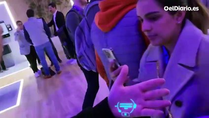 AI Pin, el dispositivo sin pantalla pero con tinta láser