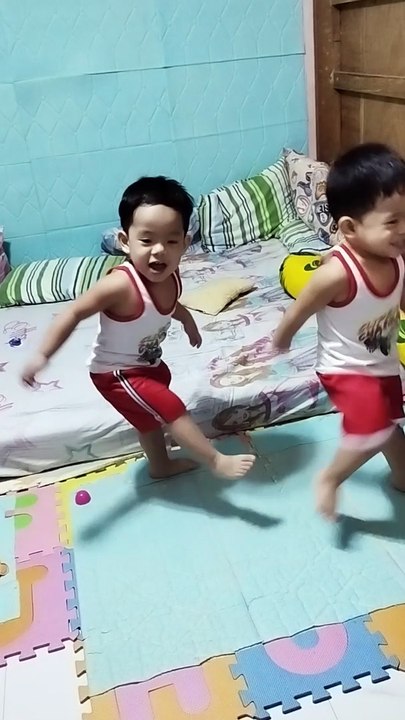 ang sisigla ng kambal 