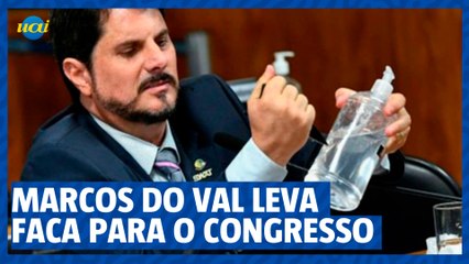 Marcos Do Val usa faca dentro do congresso para mostrar a fragilidade da segurança no Brasil
