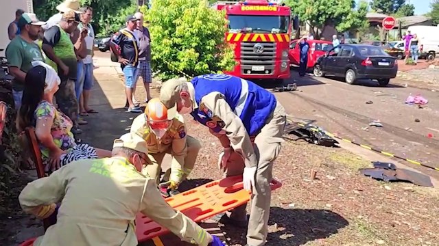 Quatro veículos se envolvem em colisão no Bairro Floresta e nove pessoas ficam feridas