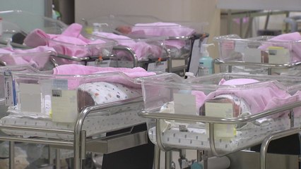 분기 출산율 사상 처음 0.6명대 추락...지난해 출생아 23만 명 / YTN