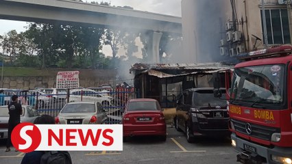 下载视频: Fire razes restaurant, vehicles in Cheras