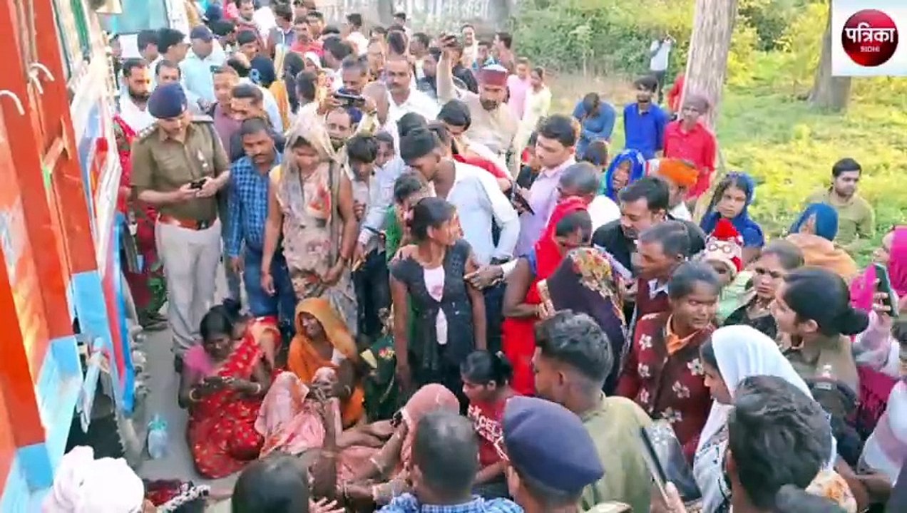 sidhi: Two girls riding a scooter fell on the road after being hit by an auto, crushed by a truck