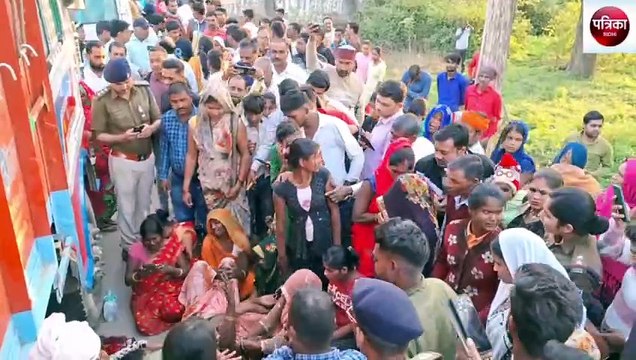 sidhi: Two girls riding a scooter fell on the road after being hit by an auto, crushed by a truck