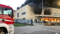 Incendio a Truccazzano, fiamme nella ditta di materiale plastico: colonna di fumo nero visibile a chilometri di distanza