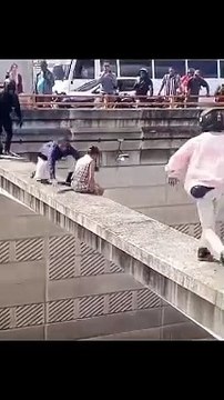 Hombres rescatan mujer intenta lanzarse de paso a desnivel en 27 de Febrero con Defilló