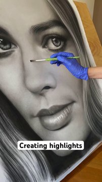 Tips for creating highlights in charcoal drawings - available on my Patreon (link in bio)Thank you