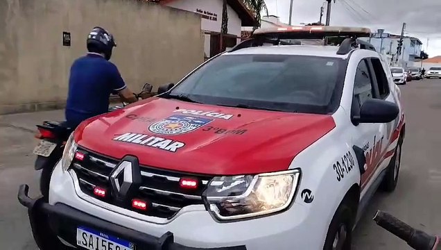 Motorista morre após ser baleado em troca de tiros e causar acidente