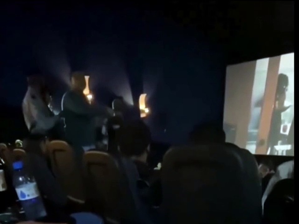Jovens são expulsos de cinema pela PM após denúncia uso de maconha durante filme