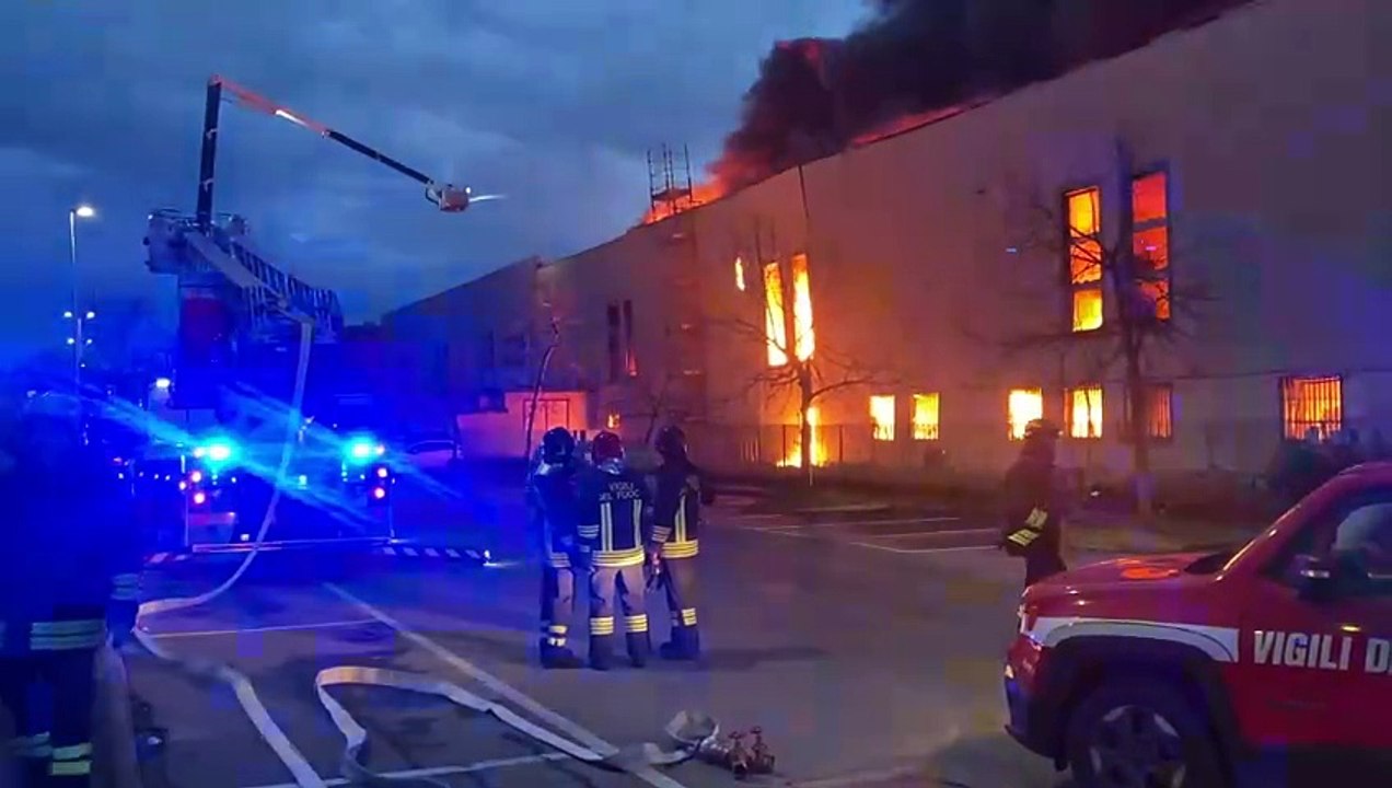 Incendio oggi a Truccazzano, deposito di materie plastiche distrutto dalle fiamme