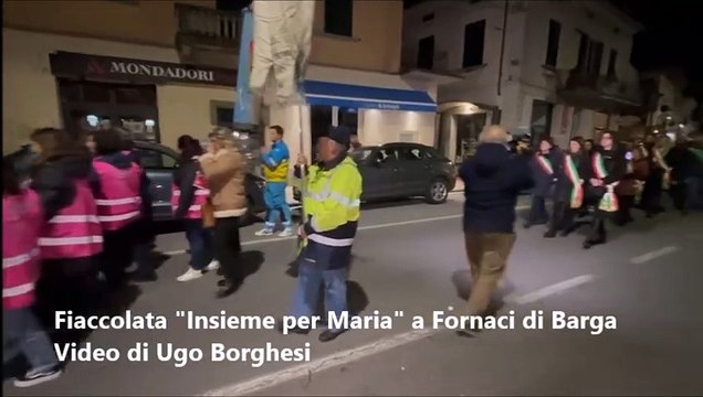 Fiaccolata Insieme per Maria a Fornaci di Barga, folla in strada per la vittima di femminicidio