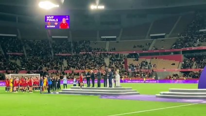 Aitana Bonmatí recoge el premio de mejor jugadora de la final de la UEFA Nations League entre España y Francia