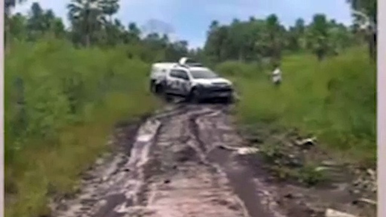 Sufoco: viatura da PM e policial é forçado a cavar para seguir viagem