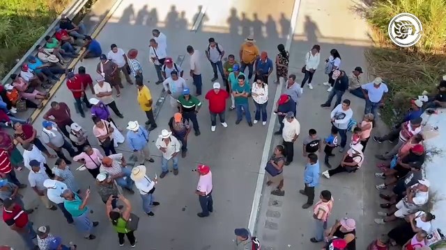 Bloqueo en el sur; gobierno de Veracruz ignora a manifestantes y los intimida con antimotines