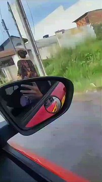 Imagens mostram mulher fugindo de segurança após ser flagrada furtando supermercado em Pinhais