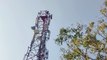 विवाद : पेड़ काटने से नाराज युवक टावर पर चढ़ा