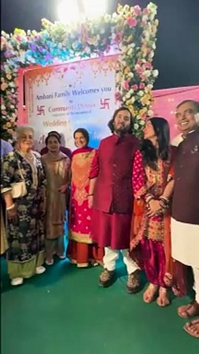 अंबानी परिवार ने अनंत अंबानी और राधिका मर्चेंट के विवाह पूर्व समारोह के लिए स्थानीय समुदाय का आशीर्वाद मांगने के लिए अन्न सेवा का आयोजन किया. भोजन के बाद उपस्थित लोगों ने पारंपरिक लोक संगीत का आनंद उठाया