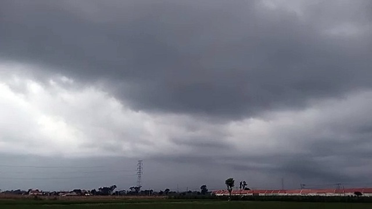 "Cahaya Tersembunyi: Langit yang Mendung Menyimpan Misteri"