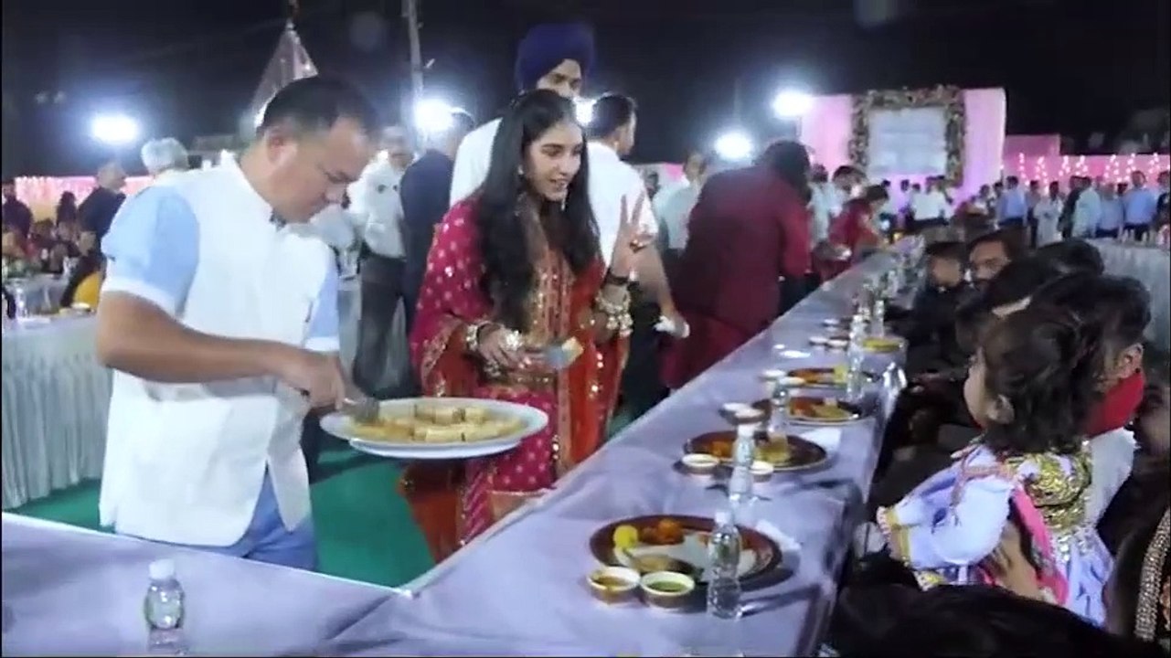 Anant- Radhika Pre Wedding Ceremony पूरे अंबानी परिवार ने मिलकर 51 हजार लोगों को करवाया भोज