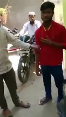 Müslüman çocuğa zehirli meyve suyu verirken yakalandı