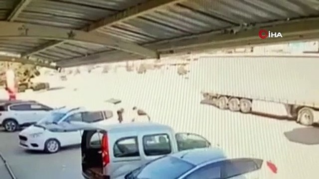 Direksiyonu kilitlenen otomobilin beton bloğa çarpma anı kamerada