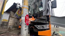 군산 시내버스가 표지판 기둥 충돌...승객 2명 사상 / YTN