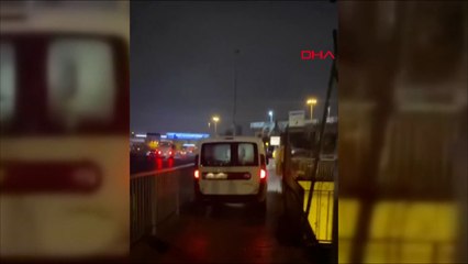 Avcılar'da kaldırımda ilerleyen araç yayaları zor durumda bıraktı