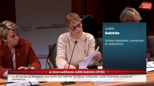 Je suis arrivée dans ma loge de théâtre, la joue meurtrie d’une énorme gifle, je me souviens d’avoir couvert ma peau de fond de teint qui ne couvre rien […] Tout le monde savait , raconte Judith Godrèche devant le Sénat