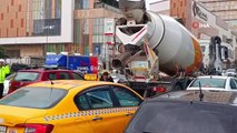 Polisten takdir edilecek hareket: Mikserden yere dökülen betonu temizletti