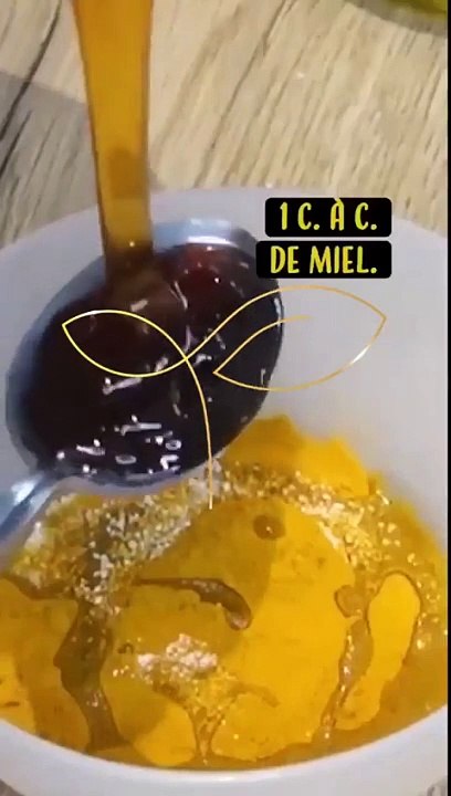Gommage corporel avec du citron et du curcuma