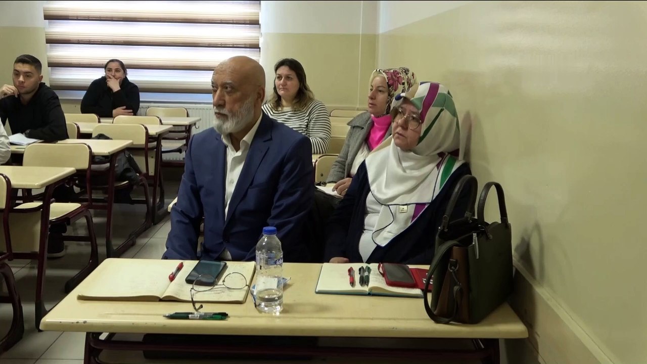 Yaşlı çiftin İngilizce tutkusu "öğrenmenin yaşı yok' dedirtiyor