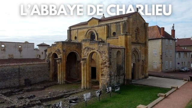 Vue aérienne de l'Abbaye de Charlieu : Un Trésor de l'Art Roman en Rhône-Alpes