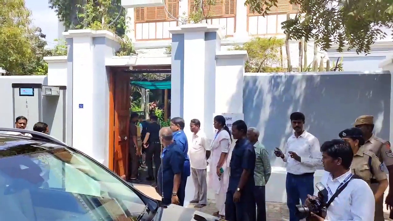 புதுவை அரவிந்தர் ஆசிரமத்திற்கு திடீர் விசிட் கொடுத்த ஆளுநர் ரவி; பல மணி நேரம் காத்திருந்த சுற்றுலா பயணிகள்