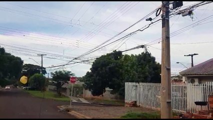 Rua vira armadilha: fios pendurados ameaçam população e autoridades não tomam providências