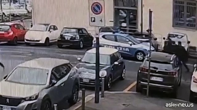 Il video dell'assalto della volante della polizia a Torino