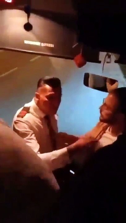 O firma, namaza gitti diye yolcuyu tesiste bıraktı! Sosyal medya bu skandalla çalkanıyor... Mağdur genç yeniakit.com.tr’ye konuştu