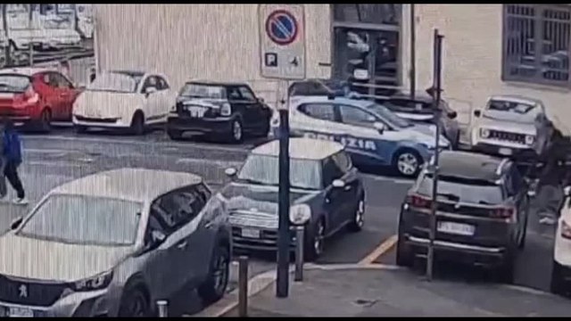 Il video dell'assalto della volante della polizia a Torino